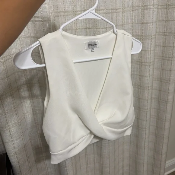 White v-neck crop top - Picture 2 of 3
